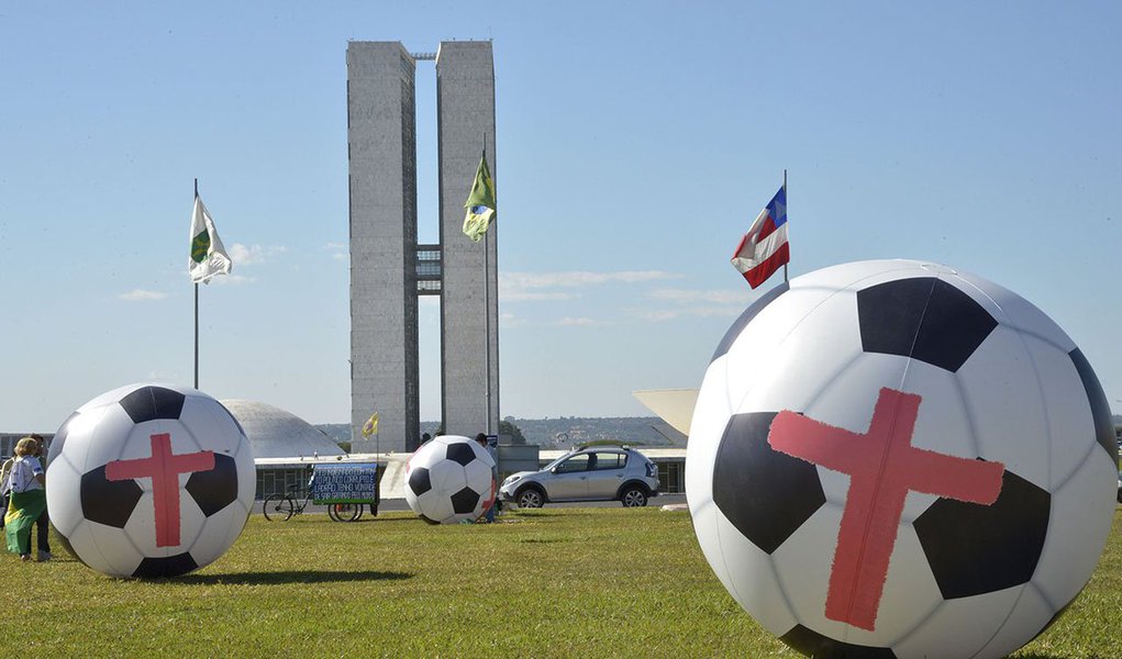 Manifestantes querem que o governo peça perdão aos brasileiros por ter investido dinheiro público no evento; entre outras reivindicações, pedem um minuto de silêncio na abertura da Copa em memória dos operários que morreram na construção dos estádios. Até as 18h de hoje, manifestantes permanecem na Esplanada