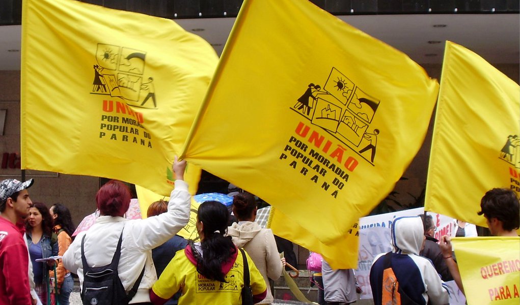 Depois de quase quatro horas, terminou a manifestação no Ministério da Fazenda, quando os cerca de 300 militantes de movimentos sociais desocuparam o estacionamento do prédio e foram para a Catedral Metropolitana de Brasília, mas houve tumulto, quando os manifestantes tentaram ocupar a entrada de serviço do prédio e foram dispersados pela PM com gás lacrimogêneo e spray de pimenta; duas vidraças do auditório do ministério foram quebradas e pelo menos uma pessoa foi atendida no serviço médico
