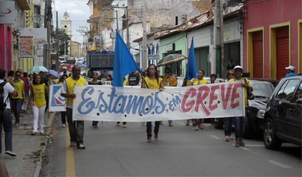 Sem acordo após várias rodadas de negociações intermediadas pelo Ministério Público do Maranhão, a greve dos professores da rede municipal de São Luís, completou três meses; com uma pauta de reivindicações que inclui aumento salarial e melhorias na infraestrutura das escolas, os educadores ocupam a sede da prefeitura da capital maranhense e afirmam que só deixarão o local com as demandas atendidas; uma nova reunião está marcada para a próxima quarta-feira (27)