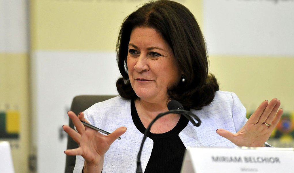 Anúncio foi feito pela ministra do Planejamento, Miriam Belchior, que esteve no Congresso para entregar ao presidente da Casa, Renan Calheiros (PMDB-AL), a peça orçamentária de 2014; texto deve ser votado pela Câmara e pelo Senado até o fim do ano