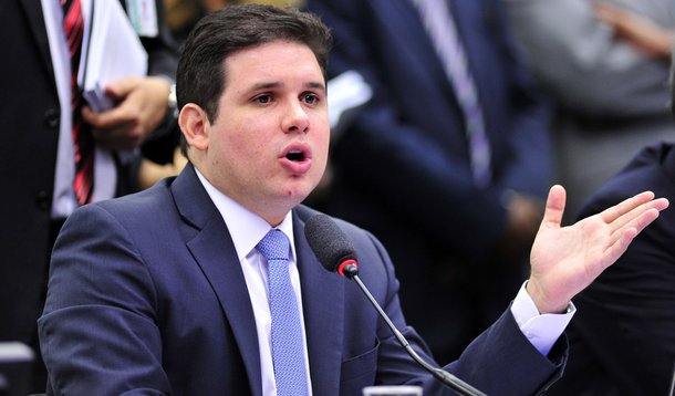 O presidente da CPI da Petrobras, deputado Hugo Motta (PMDB-PB), informou que o primeiro-vice-presidente da Câmara, deputado Waldir Maranhão (PP-MA), se ofereceu para prestar esclarecimentos de maneira espontânea; Maranhão é um dos deputados que tiveram o nome citado na lista encaminhada ao STF pelo procurador-geral da República, Rodrigo Janot, com nomes de políticos envolvidos nos casos de corrupção na Petrobras, como a ex-governador Roseana Sarney e o senador Edison Lobão, ambos do PMDB