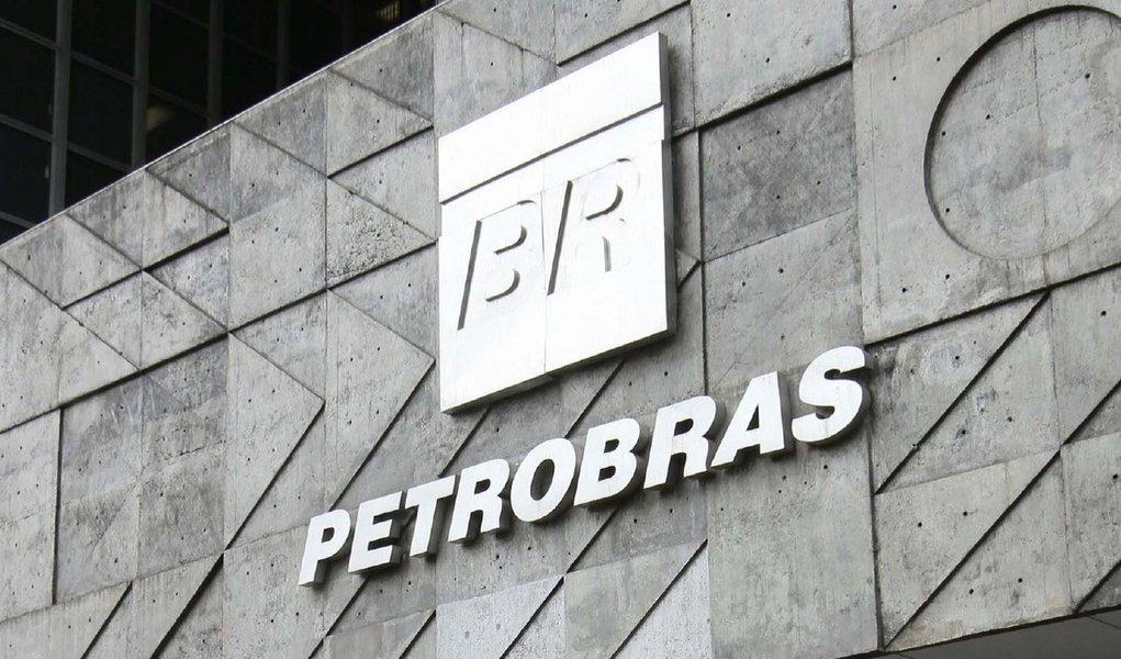 A Petrobras obteve lucro líquido de R$ 5,9 bilhões no 1º semestre deste ano; o valor, no entanto, é 43% inferior ao mesmo período do ano passado. O resultado reflete, principalmente, o aumento das despesas financeiras líquidas e o reconhecimento de despesa tributária de IOF em transações de mútuo (empréstimos entre empresas do Sistema Petrobras), informou a estatal em nota; o lucro operacional foi de R$ 22,8 bilhões, 39% superior ao do 1º semestre do ano passado; o principal fator que contribuiu para este crescimento foi a maior margem na comercialização de derivados