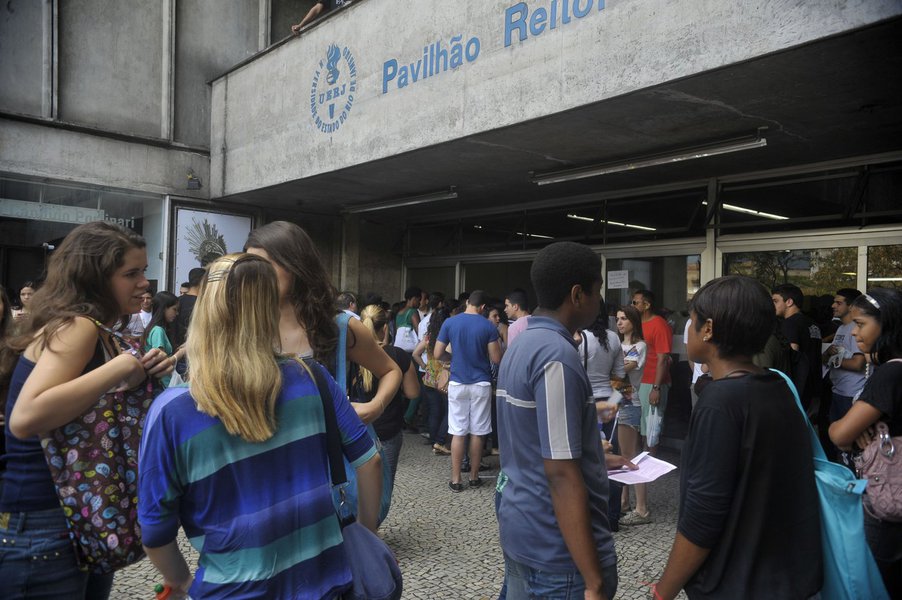 Texto, que causa tensão em muitos estudantes, deve ter no mínimo oito e no máximo 30 linhas; tempo da prova neste domingo será estendido para cinco horas e meia de duração, uma a mais que o do primeiro dia