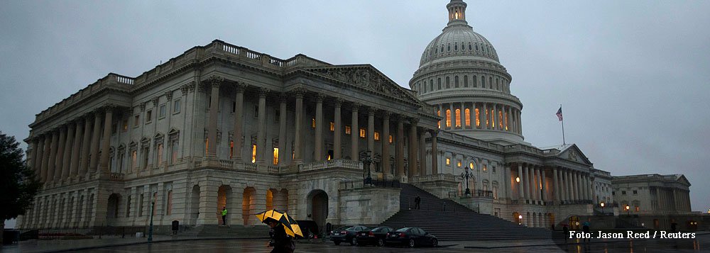 Após encontro com o líder dos republicanos na Casa, Mitch McConnell, Harry Reid disse que estava otimista sobre as perspectivas para uma conclusão positiva ao tema; diretora-gerente do Fundo Monetário Internacional, Christine Lagarde, advertiu sobre uma "enorme turbulência" à economia global se o limite de endividamento dos EUA, que será atingido na quinta-feira, não for elevado