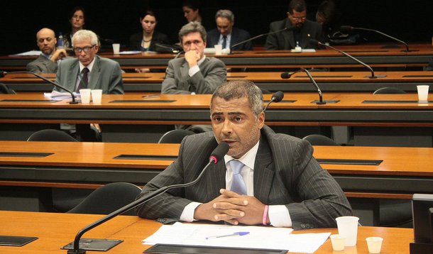 Deputado federal Romário (PSB-RJ) colocou em xeque a idoneidade das autoridades à frente da organização da Copa no Brasil: "A Fifa têm dois ladrões conhecidos pelos brasileiros, porque lá são muito mais de dois, tanto na CBF quanto na Fifa, que é o Blatter e o Jérôme Valcke. Os caras vão ficar bilionários com a Copa do Mundo e está tudo certo”