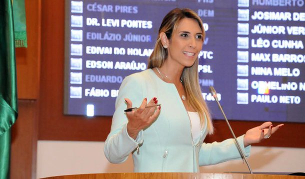 Deputada Andrea Murad (PMDB) promete fazer um pronunciamento para explicar o uso de helicópteros, na campanha eleitoral, de uma empresa que mantinha contrato com o governo anterior; em nota distribuída à imprensa, ela diz que "a empresa PMR era a única empresa de taxi aéreo à época homologada no Maranhão e habilitada para prestar serviço a qualquer órgão, empresa, candidato ou cidadão no estado"