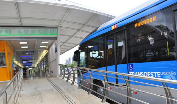 O BNDES aprovou financiamento de R$ 2,7 bilhões à cidade do Rio de Janeiro para melhorias na mobilidade urbana; os recursos representam 88% do total a ser investido nos projetos, que compreendem a Via Expressa Transolímpica, extensão da Via Expressa do Porto Maravilha, entorno do Parque Olímpico, duplicação do Elevado das Bandeiras, Ciclovia Niemeyer; também estão previstas obras no entorno do Engenhão, na ligação BRT Transolímpica-BRT Transbrasil e no lote zero do BRT Transoeste; durante a execução das obras, estima-se que sejam criados cerca de 17 mil empregos diretos e indiretos