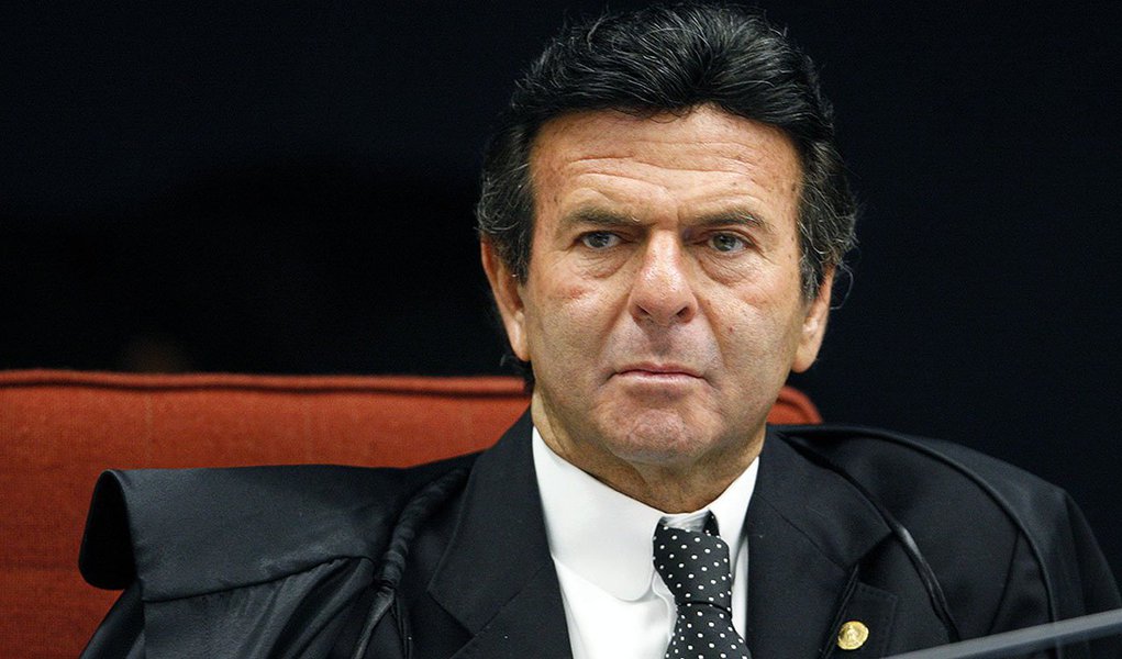 O ministro Luiz Fux, do Supremo Tribunal Federal (STF), decidiu suspender o acordo assinado em outubro do ano passado que encerrou a greve dos trabalhadores da educação no Rio de Janeiro; a medida foi tomada pelo ministro depois que a categoria iniciou nova paralisação alegando descumprimento do acordo entre os professores e os governos estadual e municipal; Fux suspendeu a decisão após o Sepe não comparecer à audiência de conciliação