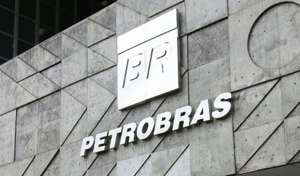 A Petrobras obteve lucro líquido de R$ 5,9 bilhões no 1º semestre deste ano; o valor, no entanto, é 43% inferior ao mesmo período do ano passado. O resultado reflete, principalmente, o aumento das despesas financeiras líquidas e o reconhecimento de despesa tributária de IOF em transações de mútuo (empréstimos entre empresas do Sistema Petrobras), informou a estatal em nota; o lucro operacional foi de R$ 22,8 bilhões, 39% superior ao do 1º semestre do ano passado; o principal fator que contribuiu para este crescimento foi a maior margem na comercialização de derivados