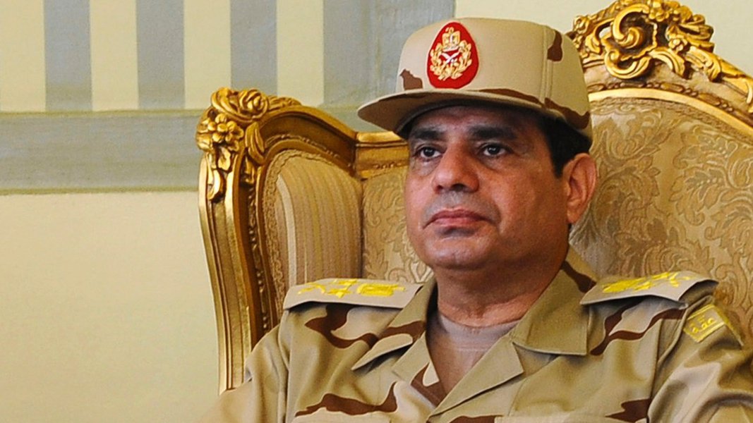Abdel Fattah al-Sisi, o militar que derrubou o primeiro presidente livremente eleito no Egito, obteve mais de 90% dos votos na eleição presidencial, de acordo com resultados provisórios divulgados nesta quinta-feira, unindo-se assim a uma longa lista de líderes que emergiram das fileiras das Forças Armadas