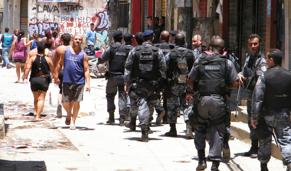 O Morro do Alemão, no Complexo do Alemão, zona norte da cidade do Rio em conflito entre policiais da UPP e criminosos; dois suspeitos foram detidos pela polícia, segundo informações da assessoria de imprensa da Coordenadoria de Polícia Pacificadora (CPP); o policiamento foi reforçado por policiais de outras UPPs, depois dos conflitos na comunidade, que deixaram dois mortos e um policial ferido