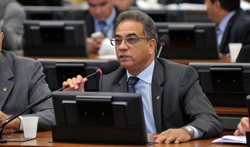Uma proposta de autoria do deputado federal Ronaldo Fonseca (PROS-DF) analisa a possibilidade de punir por crime de responsabilidade o prefeito ou governador que deixar de aplicar, sem justificativa, recursos recebidos do governo federal; projeto nesse sentido está pronto para votação pela Comissão de Trabalho