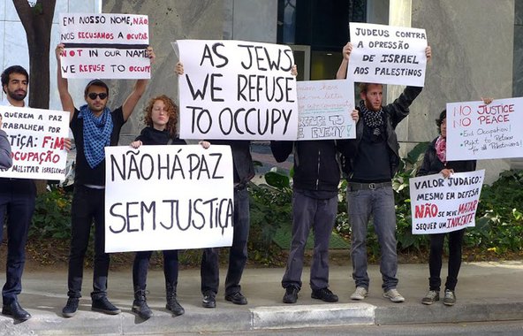 Eles não apoiam o Estado de Israel. Mesmo vindo de famílias judaicas tradicionais, seus corações e mentes são solidários à causa palestina. Parentes e amigos reagem com rancor, mas este grupo de jovens rechaça as crenças sionistas