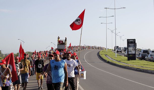 Manifestação do início da manhã em São Paulo ocorre num dia em que grupos contrários à Copa do Mundo no Brasil e que defendem melhores serviços públicos prometem realizar protestos em diferentes cidades do país e até no exterior; em alusão ao Mundial, o MTST divulgou um manifesto com o nome "Copa sem povo, tô na rua de novo!", em que reivindica mais recursos para transporte, saúde e educação