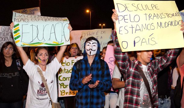 Manifestações do ano passado reforçaram a desilução da juventude com a política e os políticos; a taxa de jovens entre 16 e 18 anos alistados para votar nas eleições deste ano caiu para 26%, diante de índices entre 36% e 37% nos três últimos pleitos presidenciais; segundo pesquisa Ibope, o índice de jovens entre 18 e 24 anos que pretendem anular o voto ou votar em branco é de 17%, contra uma taxa de 10% em 2010; na última eleição presidencial 440 mil jovens entre 16 e 18 anos, cujo voto é opcional, deixaram de comparecer às urnas