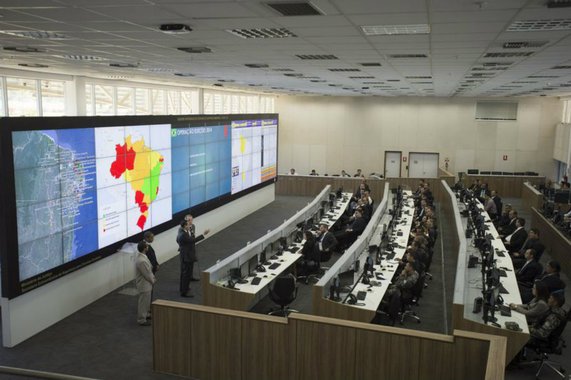 A exemplo da ação implantada durante a Copa do Mundo, no próximo domingo (5), primeiro turno das eleições, as forças de segurança dos 26 estados e do Distrito Federal estarão interligados à Justiça Eleitoral. O objetivo é evitar e combater práticas criminosas durante a votação. No Centro Integrado de Comando e Controle Nacional, em Brasília, e nas demais unidades da Federação, agentes de segurança trocarão informações, em tempo real