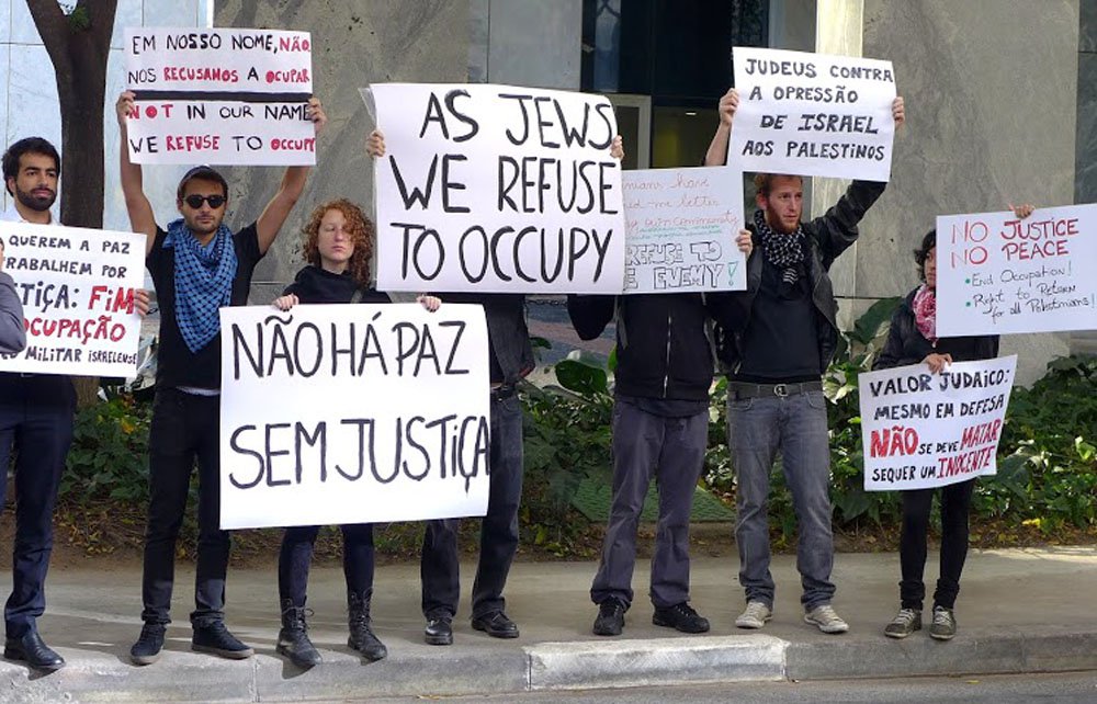 Eles não apoiam o Estado de Israel. Mesmo vindo de famílias judaicas tradicionais, seus corações e mentes são solidários à causa palestina. Parentes e amigos reagem com rancor, mas este grupo de jovens rechaça as crenças sionistas