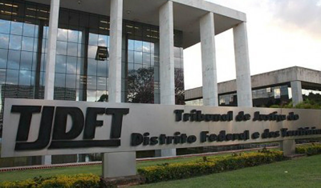 Projeto de Lei em tramitação na Câmara dos Deputados cria para o Tribunal de Justiça do Distrito Federal e Territórios (TJDFT) 182 cargos de analista judiciário, 173 de técnico judiciário, 25 cargos comissionados e 200 funções comissionadas; a maioria dos novos cargos e funções deve ser destinada a quatro fóruns criados em regiões administrativas do DF (Guará, Recanto das Emas, Itapoã e Águas Claras). A expectativa é que a nova estrutura atenda 382 mil pessoas; novos cargos e funções deverão custar de R$ 46,3 milhões em 2014 e 49,5 milhões de 2015 a 2017