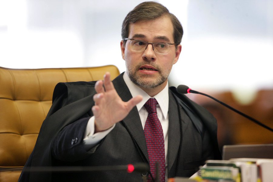 O presidente do Tribunal Superior Eleitoral (TSE), ministro Dias Toffoli, apelou hoje para que as discussões eleitorais ocorram apenas no campo ideológico; "[É preciso] que as disputas fiquem realmente e somente dentro das cortes eleitorais e que a população e os eleitores se encaminhem, com tranquilidade, não aceitando provocações, para exercer o voto de maneira tranquila", ressaltou ao encerrar a sessão plenária extraordinária deste sábado