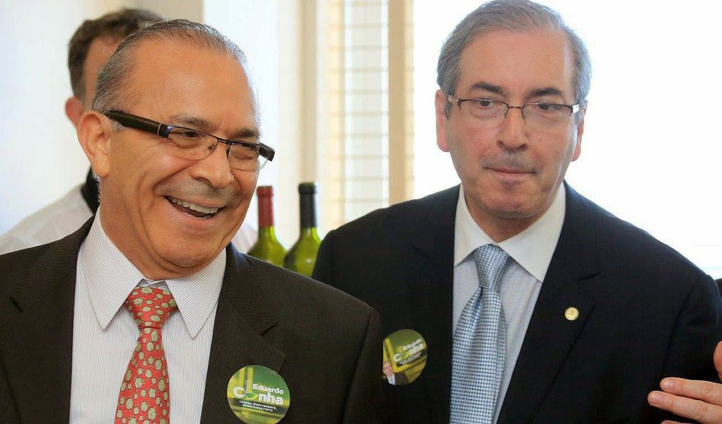 Peemedebista Eliseu Padilha, hoje ministro da Aviação Civil, foi chamado para assumir a pasta de Relações Institucionais, cargo ocupado pelo petista Pepe Vargas; "Se ela escolheu por opção dela, parabéns, mas da nossa parte não há nenhuma indicação dessa natureza nem achamos que isso é razão para melhorar ou piorar a situação", disse o presidente da Câmara, Eduardo Cunha (PMDB-RJ)