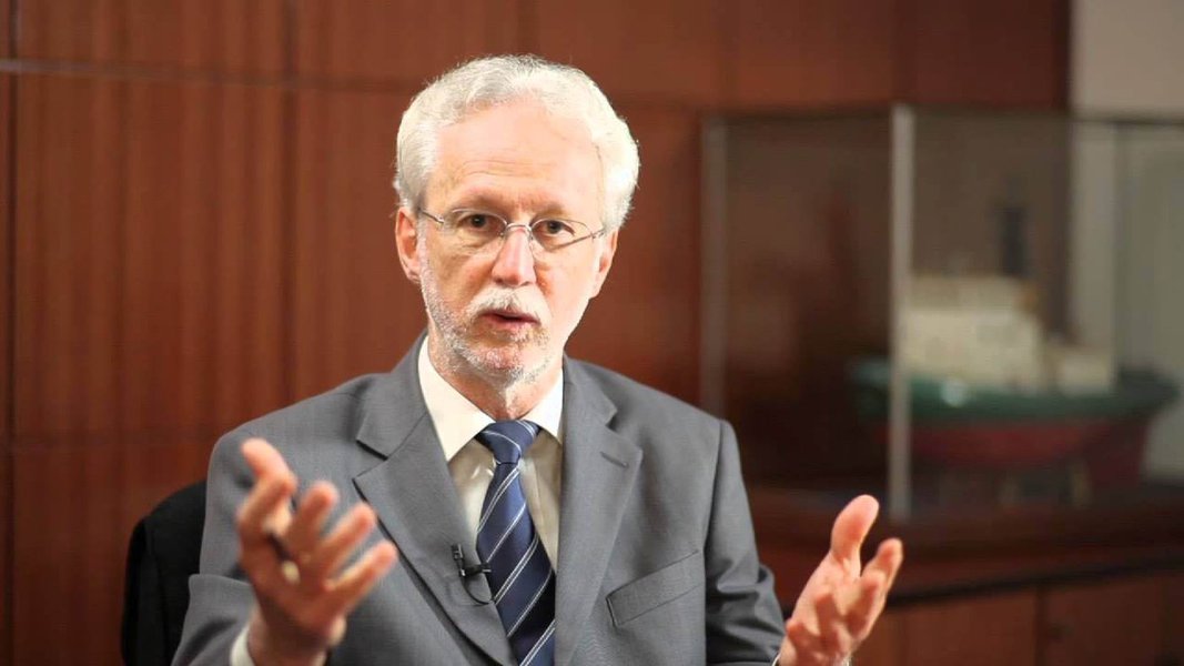 De acordo com o diretor financeiro e de Relações com Investidores da Petrobras, Almir Barbassa, a nova metodologia de reajuste, caso aprovada, focada na "previsibilidade", foi elaborada para não prejudicar as metas previstas no plano de negócios da Petrobras