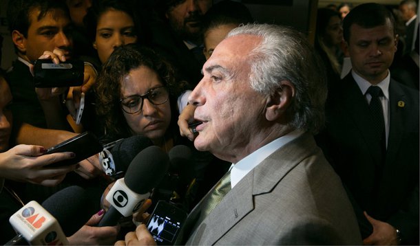 Presidente da República em exercício, Michel Temer disse que o Congresso está "agindo adequadamente" na condução da reforma política, que está sendo votada na Câmara; Temer evitou comentar propostas específicas que já foram aprovadas, mas concordou com a manutenção do voto obrigatório e disse que considera uma vitória a chegada da reforma política ao plenário da Casa; "Já foi uma vitória do próprio Congresso Nacional. Acho que há muito tempo se ansiava que se levasse a plenário e pela primeira vez se conseguiu levá-la"