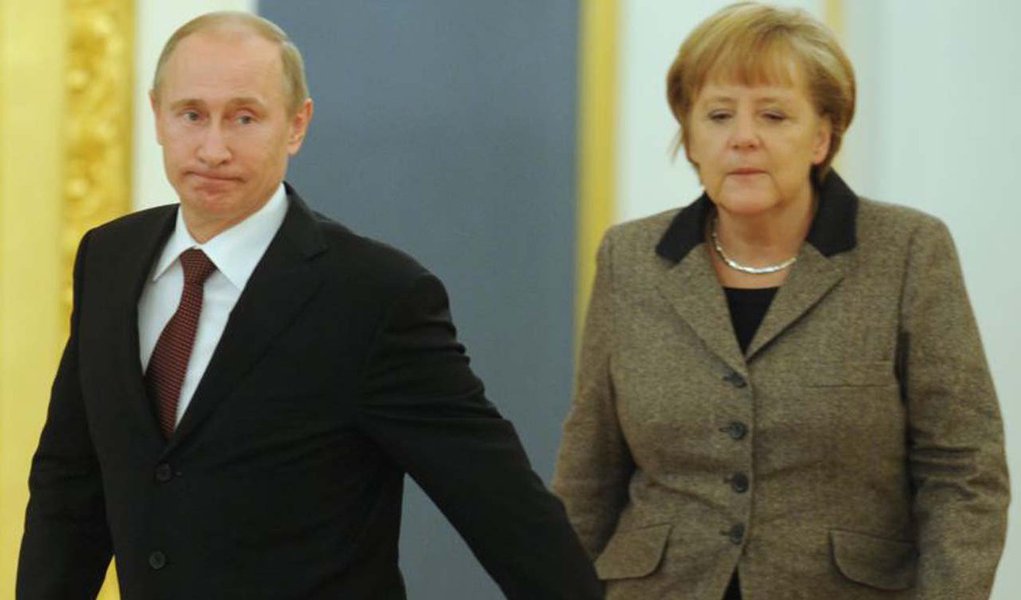 Chanceler alemã, Angela Merkel, e o presidente russo, Vladimir Putin, "acordaram que uma comissão internacional e independente, dirigida pela Organização de Aviação Civil das Nações Unidas, deve rapidamente ter acesso ao local do acidente para aclarar as circunstâncias do acidente"