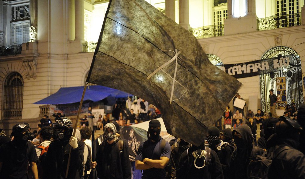 A partir da morte do cinegrafista Santiago Andrade, morto por um rojão lançado por dois mascarados, o grupo Black Bloc entrou em crise; ex-integrantes passaram a expor detalhes das ações, o que tem gerado insatisfação dos que permanecem no grupo; "Pensam que não estamos de olho? Ninguém, absolutamente ninguém, tem o direito de expor a imagem de qualquer pessoa que esteja na luta fazendo acusações sem provas", diz texto publicado na página do grupo do Rio