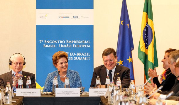 “Estamos comprometidos desde o início do governo em avançar num novo ciclo de investimentos. Para nós, isso significa fundamentalmente investimentos em infraestrutura, educação e inovação. E, no caso do Brasil, especificamente, significa um grande esforço em superar a burocracia”, disse Dilma aos empresários europeus, durante a abertura do 7º Encontro Empresarial Brasil-União Europeia, em Bruxelas, na Bélgica