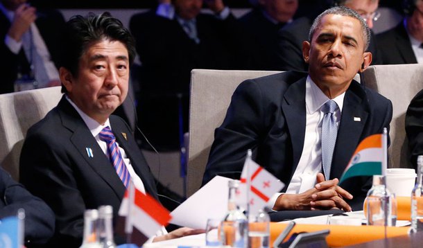 Uma lista de "35 alvos secretos da NSA (agência de segurança norte-americana) no Japão incluía o Governo japonês, empresas como a Mitsubishi (...) e vários responsáveis do Banco Central", como o governador Haruhiko Kuroda, de acordo com o WikiLeaks; o primeiro-ministro japonês, Shinzo Abe, não figura entre as pessoas vigiadas