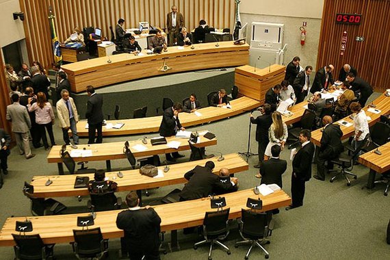 Reportagem do Correio mostra que nem mesmo o alto salário e a gorda verba indenizatória, que somados dão R$ 40 mil por mês, fazem os distritais baterem ponto três vezes por semana; de fevereiro a outubro deste ano, a Câmara já contabiliza 283 ausências nas sessões; regimento interno não exige explicações detalhadas sobre as faltas e alguns gazeteiros não chegam a participar de 32% das sessões