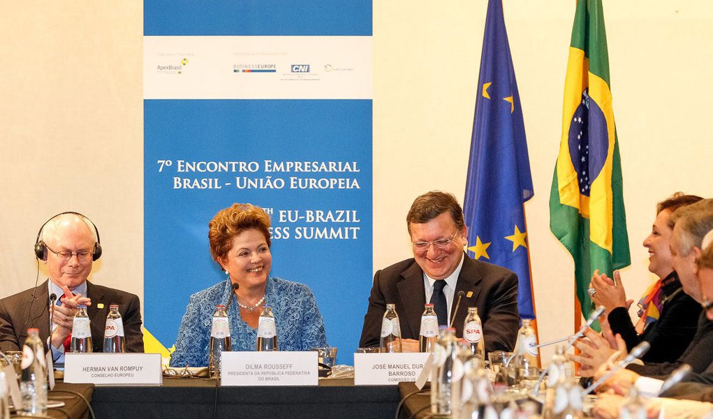 “Estamos comprometidos desde o início do governo em avançar num novo ciclo de investimentos. Para nós, isso significa fundamentalmente investimentos em infraestrutura, educação e inovação. E, no caso do Brasil, especificamente, significa um grande esforço em superar a burocracia”, disse Dilma aos empresários europeus, durante a abertura do 7º Encontro Empresarial Brasil-União Europeia, em Bruxelas, na Bélgica