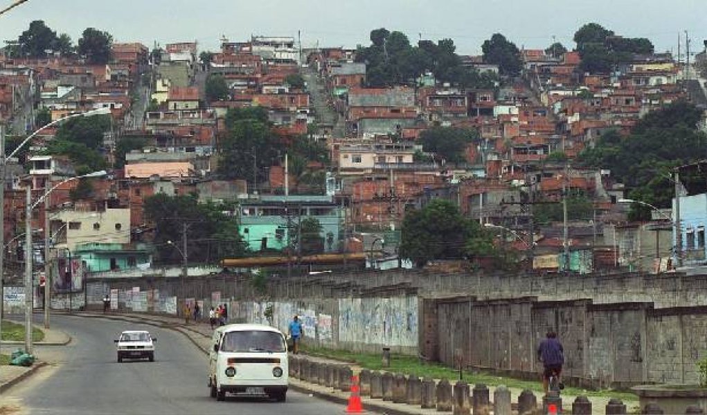 Policiais civis e militares prenderam dez pessoas em duas operações para coibir o tráfico de drogas no Rio de Janeiro; nas comunidades da Quitanda e Lagartixa, no Complexo da Pedreira, em Costa Barros, zona norte, eles prenderam quatro adultos e apreenderam um menor de idade; e na Ladeira dos Tabajaras, em Copacabana, zona sul, a polícia civil prenderam cinco pessoas ao cumprirem 12 mandados de busca e apreensão