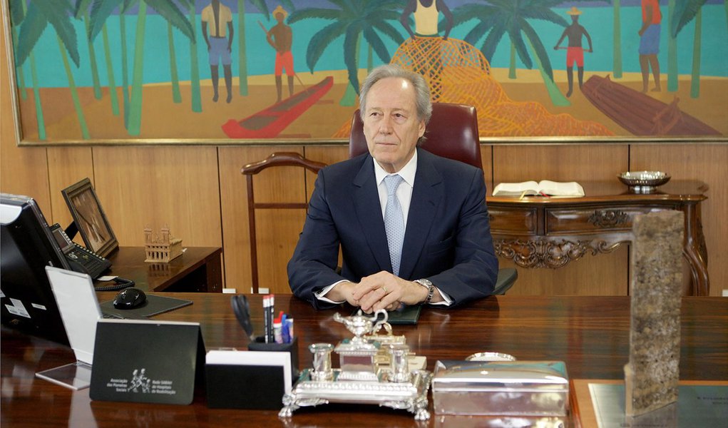 Por uma hora, o presidente do STF, Ricardo Lewandowski, assinou atos como chefe do Executivo, substituindo constitucionalmente a presidente Dilma Rousseff, em viagem aos Estados Unidos para a 69ª Assembleia Geral da ONU; ele acumula os cargos até o início da noite desta quarta-feira 23, quando o avião de Dilma entrar no território nacional; ele foi o 5º presidente do Supremo a assumir a Presidência da República