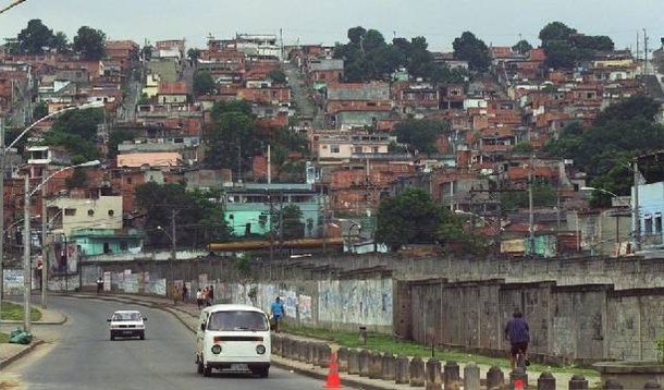 Policiais civis e militares prenderam dez pessoas em duas operações para coibir o tráfico de drogas no Rio de Janeiro; nas comunidades da Quitanda e Lagartixa, no Complexo da Pedreira, em Costa Barros, zona norte, eles prenderam quatro adultos e apreenderam um menor de idade; e na Ladeira dos Tabajaras, em Copacabana, zona sul, a polícia civil prenderam cinco pessoas ao cumprirem 12 mandados de busca e apreensão