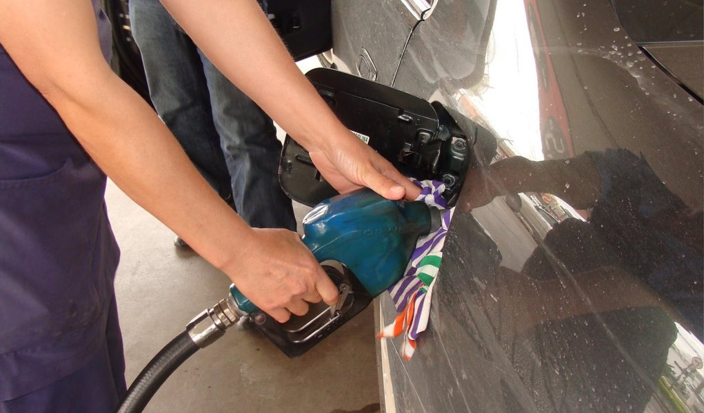 A Petrobras anunciou aumento de 3% no preço da gasolina e de 5% no diesel; aumento entra em vigor a partir da 0h de sexta (7); diretoria da estatal já vinha pressionando o governo por um reajuste dos preços; último aumento foi em novembro do ano passado