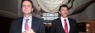 Prefeitos do Rio de Janeiro, Eduardo Paes (PMDB) e de São Paulo, Fernando Haddad (PT), ameaçam acionar a Justiça para garantir as novas regras de renegociação das dívidas com a União, sancionadas em novembro do ano passado; o governo de Dilma Rousseff cogita mudar os acordos em função do ajuste fiscal definido pela equipe econômica de Joaquim Levy; alteração afeta principalmente administração a maior vitrine eleitoral petista; a capital paulista tem R$ 62 bilhões em dívidas 