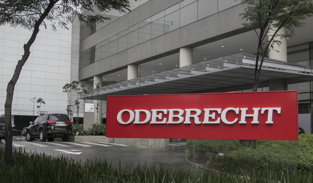 O Ministério Público Federal (MPF) acusa a Odebrecht de utilizar contas bancárias sediadas em paraísos fiscais no exterior para pagar cerca de 4,8 milhões de dólares em propinas distribuídas a três ex-diretores da Petrobras entre 2007 e 2010; teriam sido beneficiados pelos pagamentos o ex-diretor de Serviços da estatal, Renato Duque, o ex-diretor de Abastecimento, Paulo Roberto Costa, e o ex-gerente Pedro Barusco; o dinheiro seria levado para três empresas estabelecidas em Antigua e Barbuda, no Caribe, e que seriam utilizadas pela Odebrecht para fazer pagamentos ilícitos