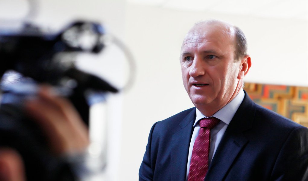 O ministro da Agricultura, Pecuária e Abastecimento, Neri Geller, pediu hoje (3) a deputados federais que enviem uma comissão a Mato Grosso para verificar as condições dos assentamentos bem como as denúncias de venda ilegal de lotes da reforma agrária; Geller disse que não está sendo investigado e pediu que a Polícia Federal também fosse convocada pelos parlamentares; o ministro declara acreditar na inocência dos irmãos presos preventivamente na sexta-feira (28) por suposta participação no esquema de fraudes na concessão de lotes de terras públicas destinadas à reforma agrária