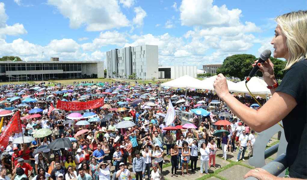 Professores da rede pública de ensino do Distrito Federal decidiram paralisar as atividades até sexta-feira (27), quando a categoria vai se reunir novamente para discutir os rumos do movimento; cerca de 460 mil alunos da rede pública ficarão sem aulas; categoria cobra o pagamento atrasado do 13º salário dos professores que receberiam o pagamento em dezembro, rescisão contratual de cerca de 8 mil professores temporários e 2ª e 3ª parcela das férias, reivindicações decorrentes da crise financeira deixada pela gestão Agnelo Queiroz