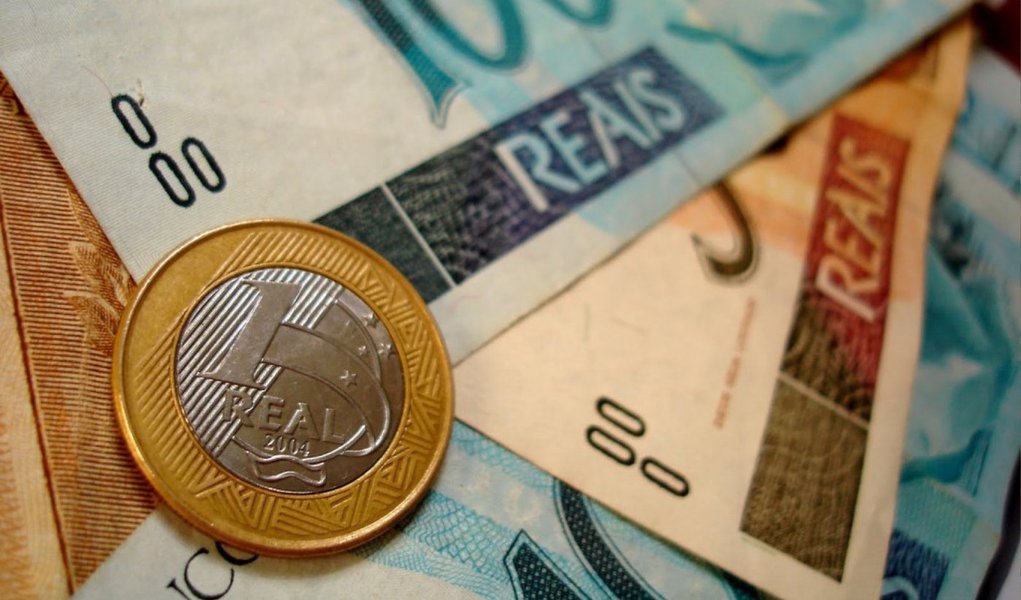 Segundo a Receita Federal, no mês passado, o governo arrecadou R$ 109,241 bilhões, o que representa uma queda de 4,62% em relação a abril de 2014 descontada a inflação; com o resultado de abril, a arrecadação federal no acumulado do ano soma R$ 418,617 bilhões, com queda de 2,71% também descontada a inflação pelo IPCA; segundo o Fisco, o quadro de estagnação da economia foi a principal causa para a queda das receitas da União