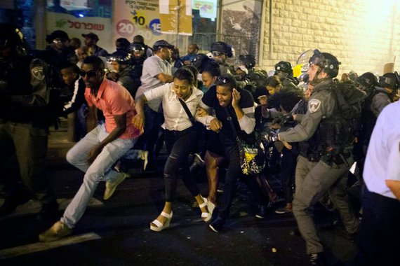 Forças do Exército israelense dispersaram, em Belém, na Cisjordânia, uma manifestação de jornalistas palestinos, convocada no âmbito do Dia Internacional da Liberdade de Imprensa, comemorado amanhã (3); "O exército israelense lançou gases lacrimogêneo e balas de borracha contra os jornalistas que se manifestavam no ponto militar 300, no norte de Belém", disseram fontes palestinas á agência de notícias EFE 