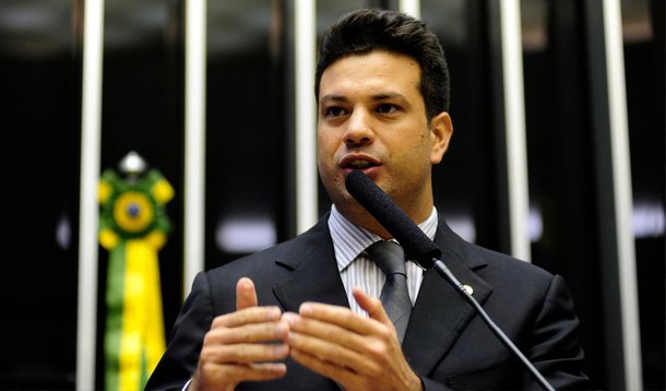 Deputado Leonardo Picciani, líder do PMDB na Câmara, nega que houve "derrota" do presidente da Câmara, Eduardo Cunha (PMDB-RJ), e do PMDB com a derrubada do chamado 'distritão' na reforma política essa semana; "O PMDB defendeu sua posição, tentou fazer a reforma política, a mudança do sistema, e a maioria preferiu manter o sistema atual. O PMDB na verdade saiu fortalecido. Quem votou pelo sistema atual é que perde", declarou; ele defende que a sigla tem "obrigação" de sair com um candidato em 2018, rompendo a aliança com o PT; "O PT pode até ser nosso parceiro. Ou não, se entender que deve ser diferente"