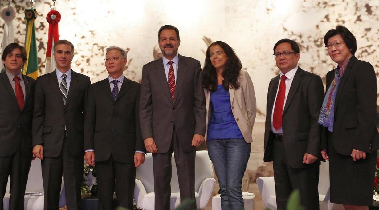 Governador Agnelo Queiroz mostrou o Plano Estratégico e Estrutural para os próximos 50 anos – Brasília 2060; o resultado efetivo das ações apontadas poderá resultar economicamente no acréscimo de 1,3% ao ano no PIB do DF, o que corresponde a um adicional financeiro de 45%; objetivo é posicionar a capital do Brasil como cidade global e competitiva; um dos exemplos usados para construção do plano foi o de Cingapura, que passou de uma renda per capita de US$ 365 e muito desemprego para uma sociedade com emprego pleno, alta qualidade e renda que está entre as cinco maiores do mundo