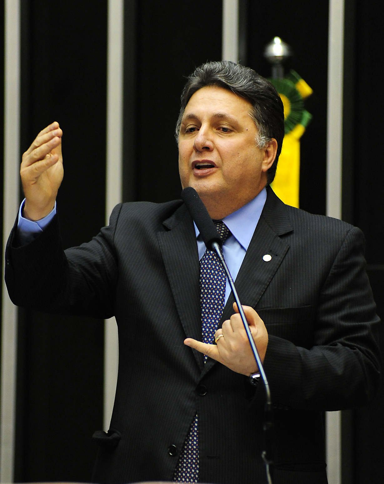 Líder do PR na Câmara, o deputado federal Anthony Garotinho (RJ) assinou, como um dos autores, a criação de uma CPI Mista para investigar a prática de vandalismo em manifestações e as denúncias de que manifestantes recebiam dinheiro para participar dos protestos e praticar violência; segundo depoimento de Caio Silva de Souza, preso pela morte do cinegrafista Santiago Andrade, partidos políticos devem estar envolvidos no financiamento dessas manifestações