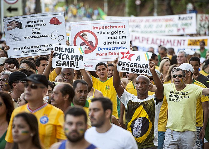 Os crimes dos nazifacistas que pregam a luta armada para derrubar o governo, espalham suásticas em muros e bonecos de Dilma e Lula enforcados em praça pública são previstos na Constituição brasileira e devem levar seus autores à prisão