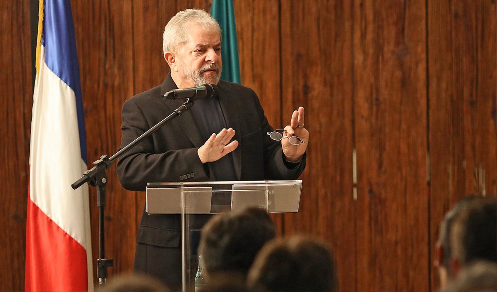 "O ex-presidente já instruiu seus advogados para que ingressem nos autos e requeiram expressamente o não conhecimento do Habeas Corpus", diz trecho da nota divulgada pelo Instituto Lula sobre um habeas corpus impetrado na Justiça Federal que pede para que o ex-presidente Lula não seja preso pela Operação Lava Jato caso o juiz Sérgio Moro assim decida; documento é de autoria de Maurício Ramos Thomaz, que já fez isso outras vezes, como em favor do ex-diretor da Petrobras Nestor Cerveró; notícia foi publicada pelo senador Ronaldo Caiado (DEM-GO) nas redes sociais; "Estranhamos que a notícia tenha partido do Twitter e Facebook do senador Ronaldo Caiado", diz ainda o instituto