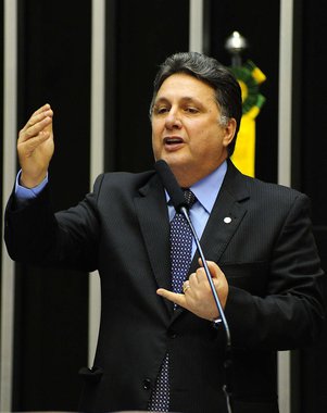 Líder do PR na Câmara, o deputado federal Anthony Garotinho (RJ) assinou, como um dos autores, a criação de uma CPI Mista para investigar a prática de vandalismo em manifestações e as denúncias de que manifestantes recebiam dinheiro para participar dos protestos e praticar violência; segundo depoimento de Caio Silva de Souza, preso pela morte do cinegrafista Santiago Andrade, partidos políticos devem estar envolvidos no financiamento dessas manifestações