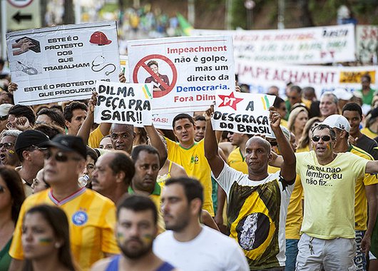 Os crimes dos nazifacistas que pregam a luta armada para derrubar o governo, espalham suásticas em muros e bonecos de Dilma e Lula enforcados em praça pública são previstos na Constituição brasileira e devem levar seus autores à prisão