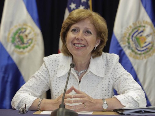 A nova embaixadora dos Estados Unidos no Brasil, Liliana Ayalde, chega ao País em um momento de tensão com os EUA em decorrência das denúncias de espionagem, por agências norte-americanas, à presidenta da República, às autoridades, aos cidadãos e, mais recentemente, à Petrobras; a embaixada norte-americana examina a possibilidade de Liliana fazer uma declaração à imprensa, sem perguntas dos jornalistas, após o desembarque